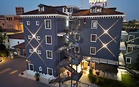 Momi'S Hotel